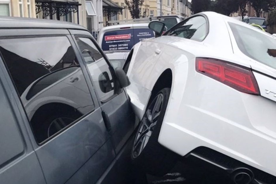 Audi TT "estaciona" em cima de dois carros