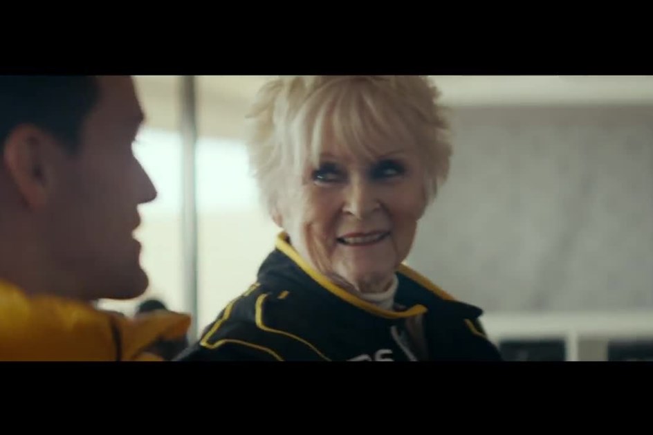 Mulher de 79 anos ao volante de um F1