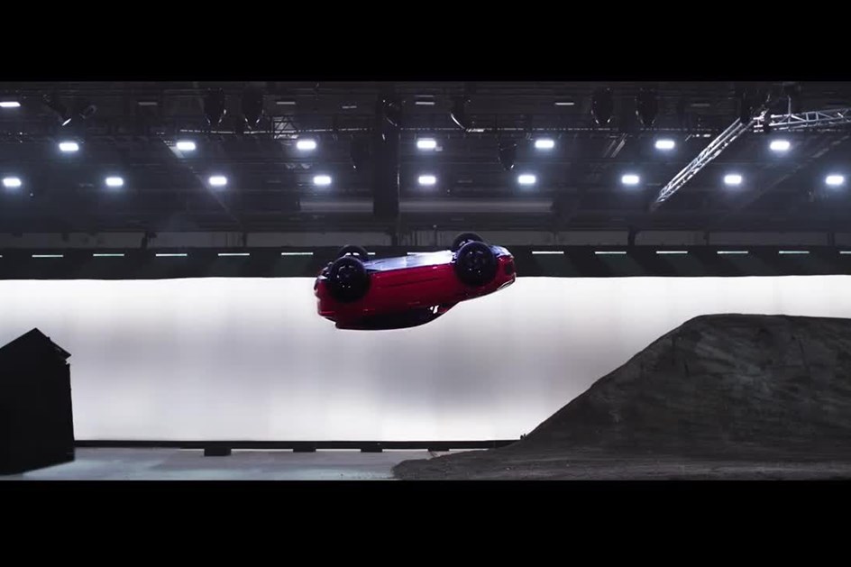 Jaguar E-PACE entrou para o Guinness com acrobacia ao estilo de James Bond