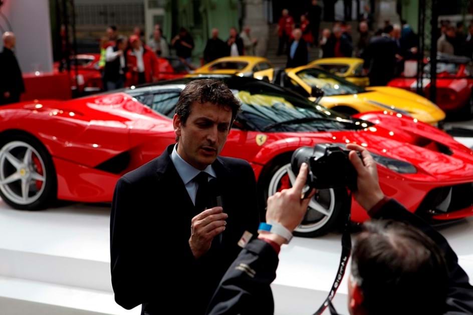 Conheça o homem que escolhe quem pode comprar um Ferrari