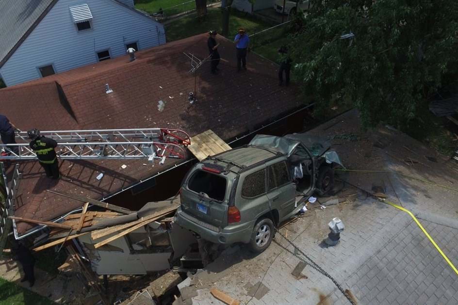 SUV vai parar a telhado de casa nos EUA