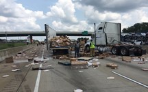 Acidente de camião destrói centenas de pizzas