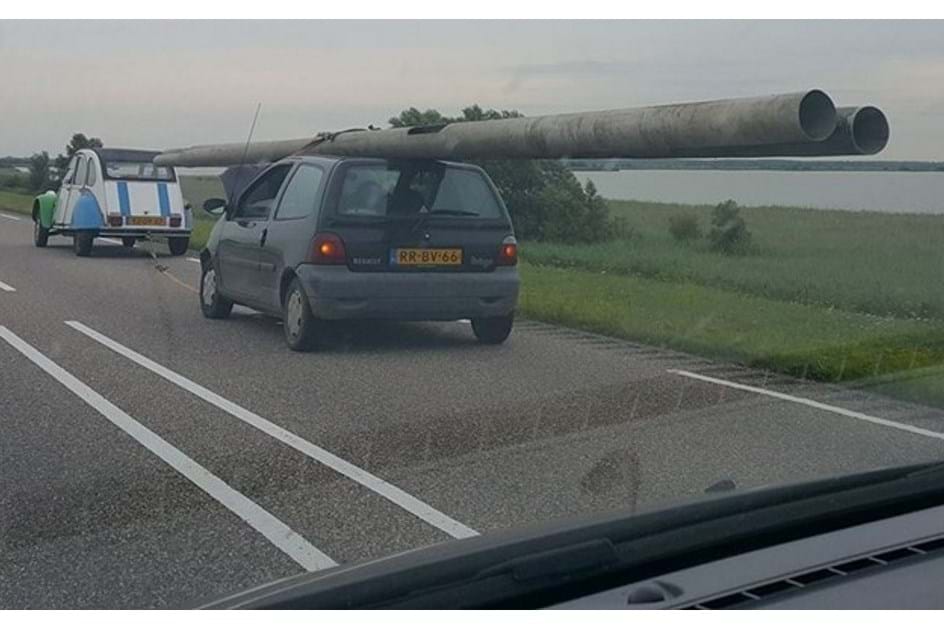 Condutor detido por carregar dois postes roubados... num Renault Twingo!