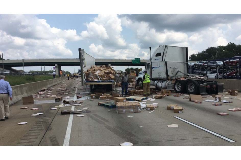 Acidente de camião destrói centenas de pizzas