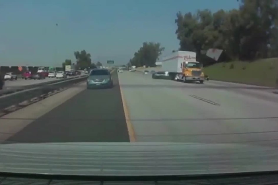 Condutor de Infiniti leva BMW para debaixo de camião