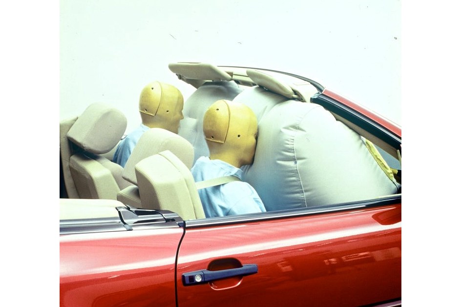 Mercedes celebra 30 anos do airbag para passageiro