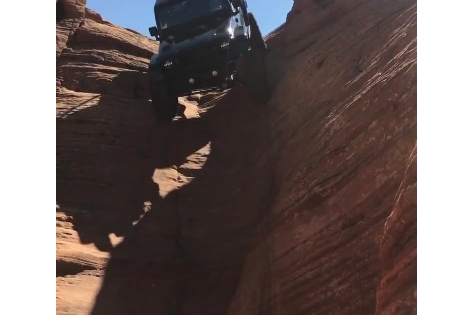 Jeep desce colina na vertical