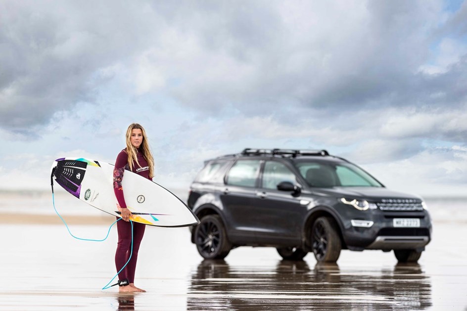 Jaguar Land Rover apresenta prancha de surf de plástico reciclado