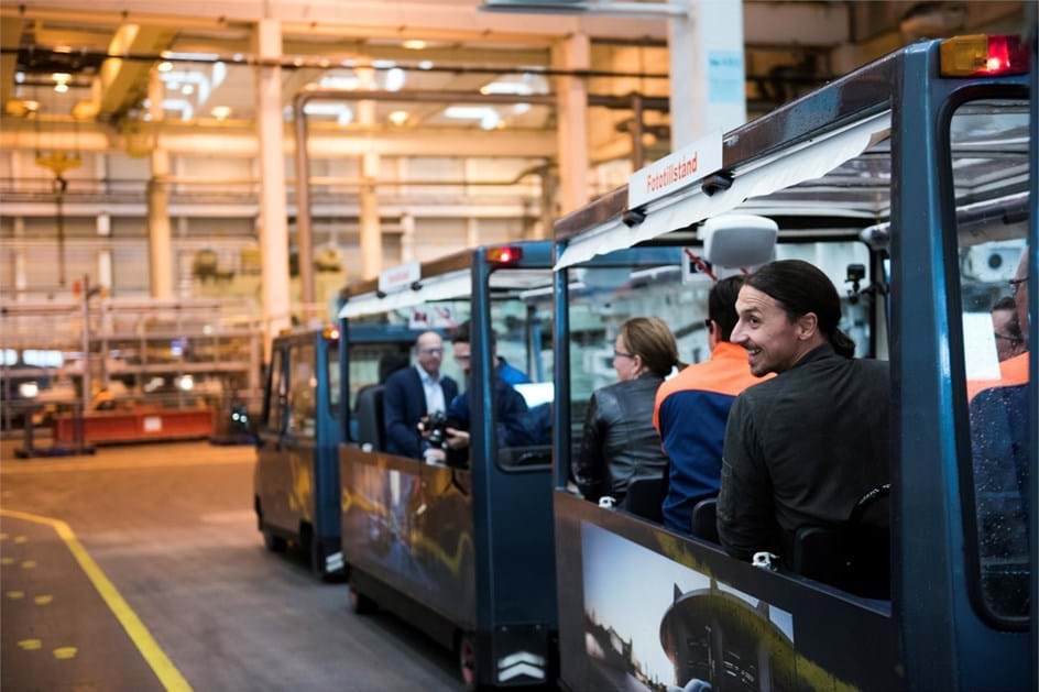 Zlatan Ibrahimovic visitou a fábrica da Volvo