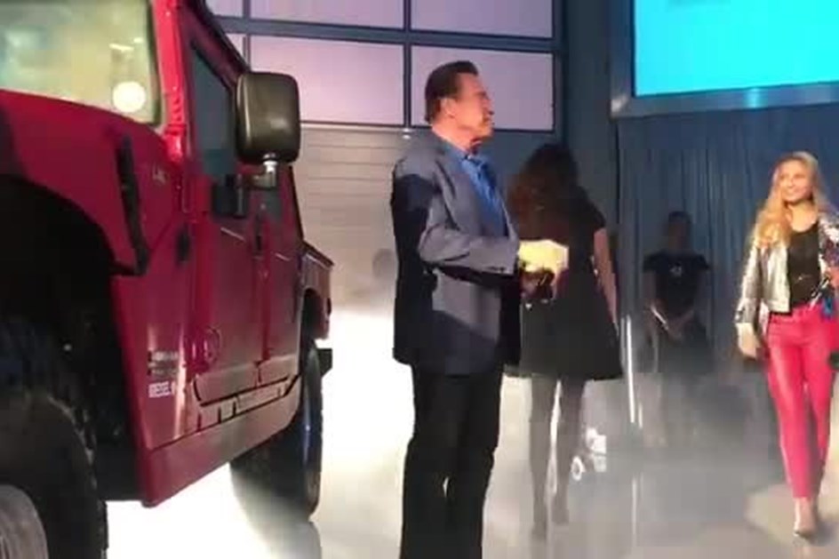 Arnold Schwarzenegger apresentou Hummer eléctrico