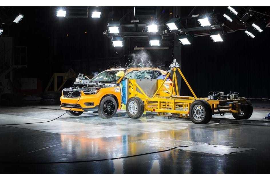 Veja como se comporta o novo Volvo XC40 num exigente crash test