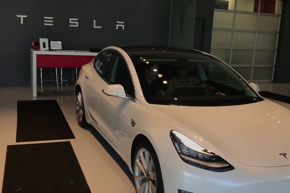 Tesla Model 3 é para ser controlado sem botões