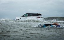 Novo Range Rover Sport desafiou dois nadadores dentro de água