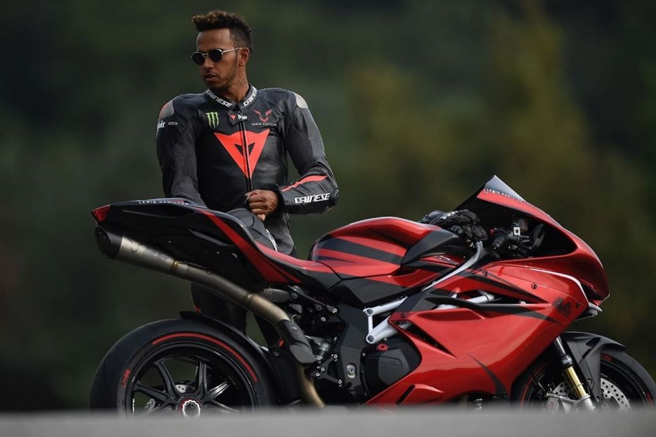 Lewis Hamilton recebe moto MV Augusta com o seu nome