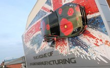 Jaguar F-Type foi pendurado numa parede para honrar militares