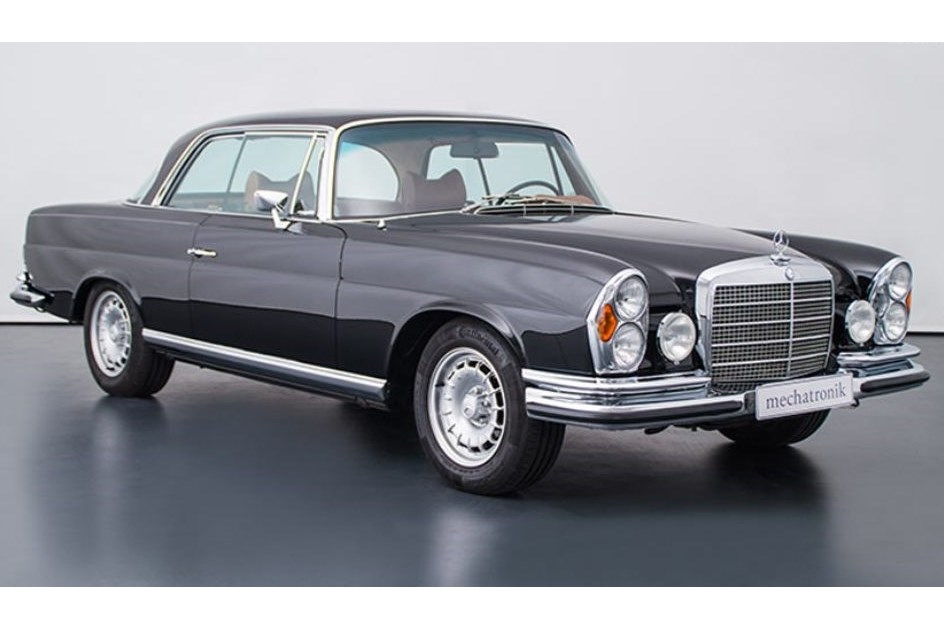 Este Mercedes W111 dos anos 70 tem um V8 da AMG