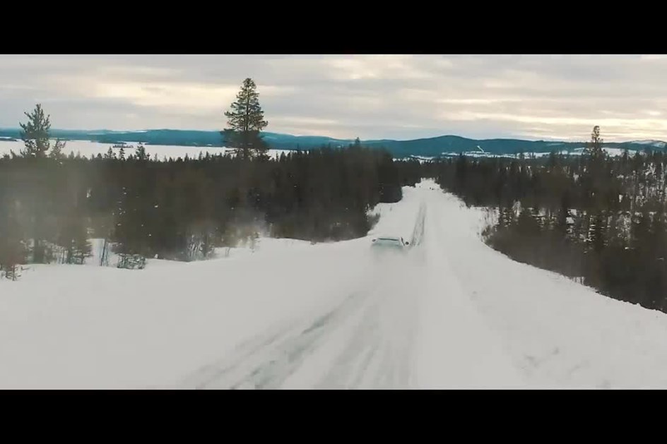 Veja o Lamborghini Urus a… "esquiar" na neve