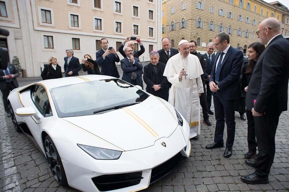 Papa Francisco recebeu Lamborghini Huracán de 580 cv