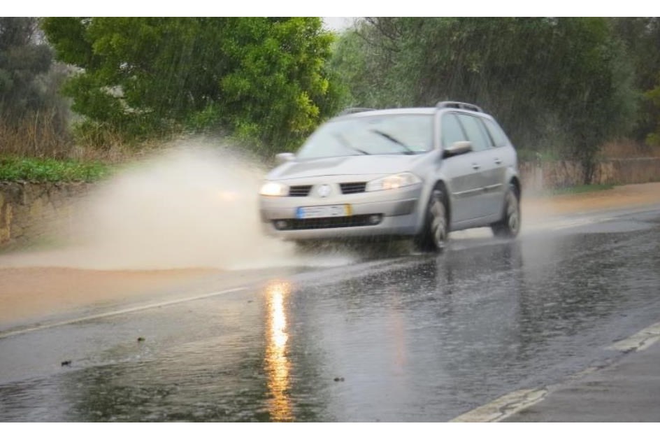 Vêm aí dias com chuva forte: sete dicas para reduzir o perigo de condução com a estrada molhada