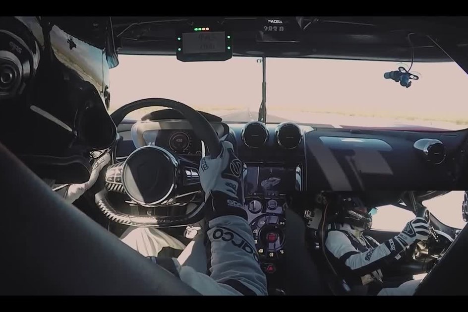 Koenigsegg Agera RS a 457 km/h... visto do lugar do condutor!