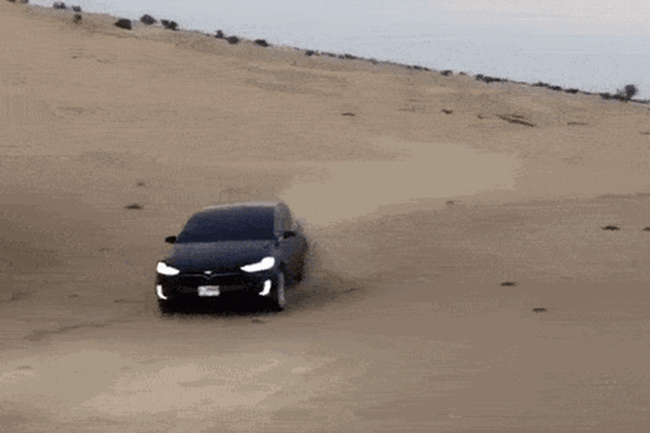 Este Tesla Model X andou a “surfar” nas dunas do deserto!