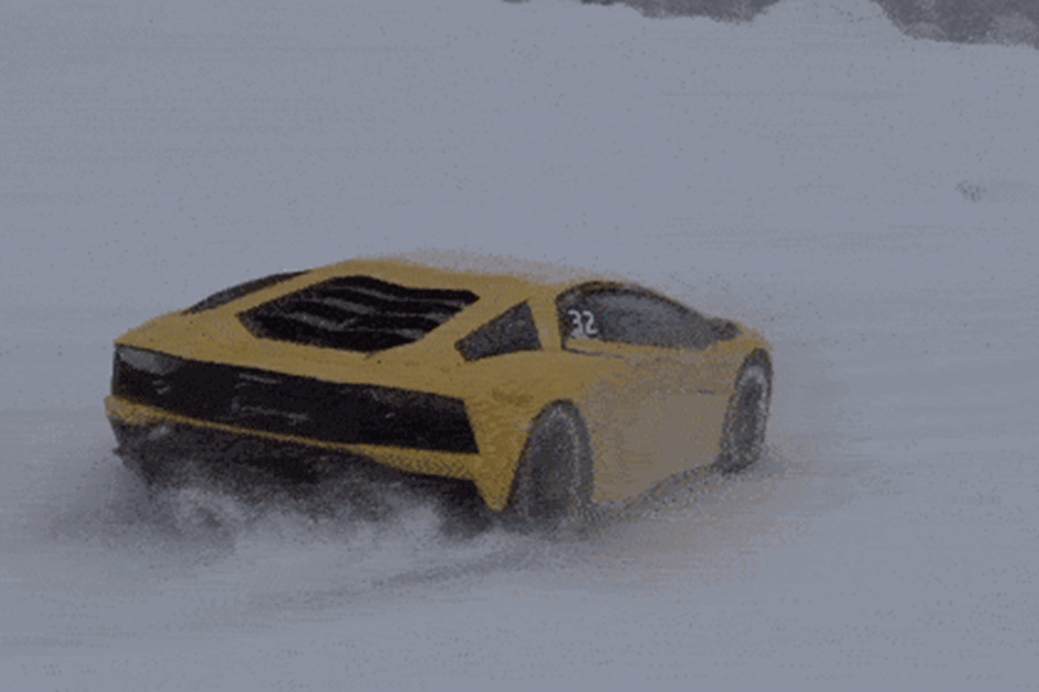 Quer aprender a conduzir na neve? A Lamborghini ensina-o...