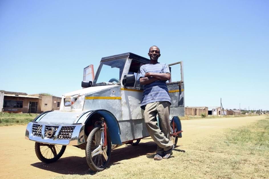 Desempregado sul-africano criou o próprio carro a partir de sucata 