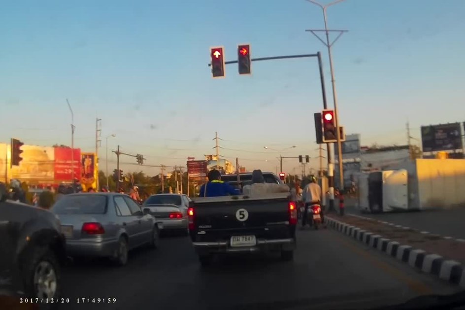 Acidente de camioneta na Tailândia quase mata motociclista