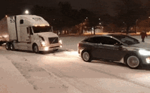 Tesla Model X puxou um camião Volvo na neve!