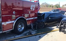 Tesla choca contra bombeiros e condutor culpa Autopilot