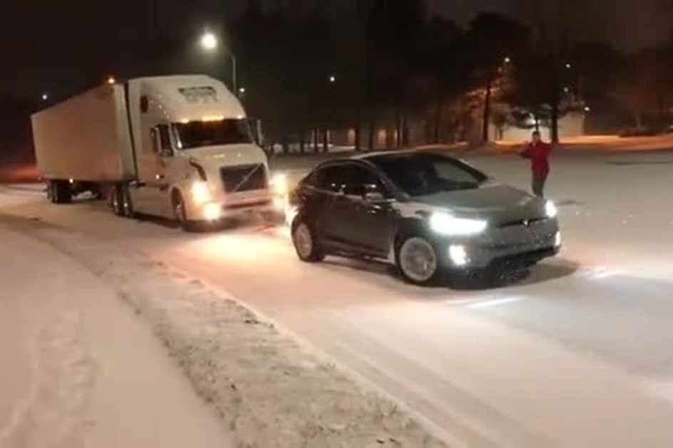 Tesla Model X puxou um camião da Volvo na neve!
