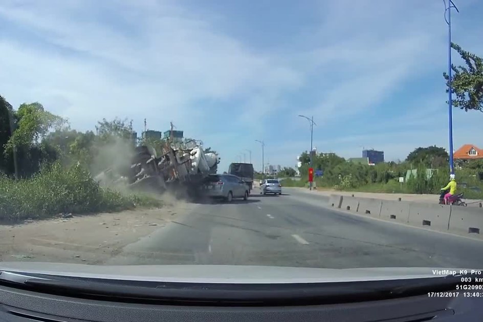 Camião de cimento "acelera" não travou a tempo e acabou "tombado" na berma