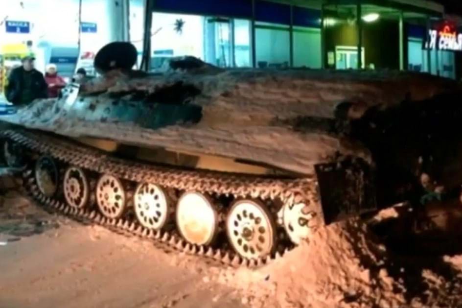 Roubou tanque militar para entrar num mini mercado