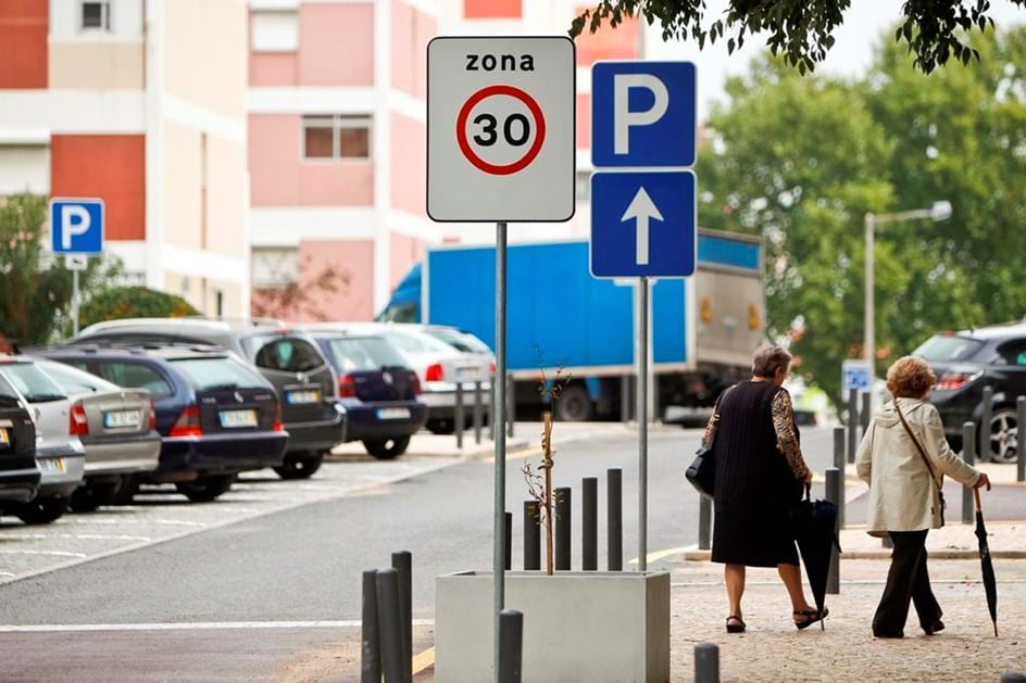 Governo quer limitar a velocidade a 30 km/h mas ignora norma europeia