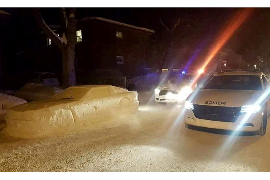 Fez escultura de automóvel com neve e… enganou a Polícia!