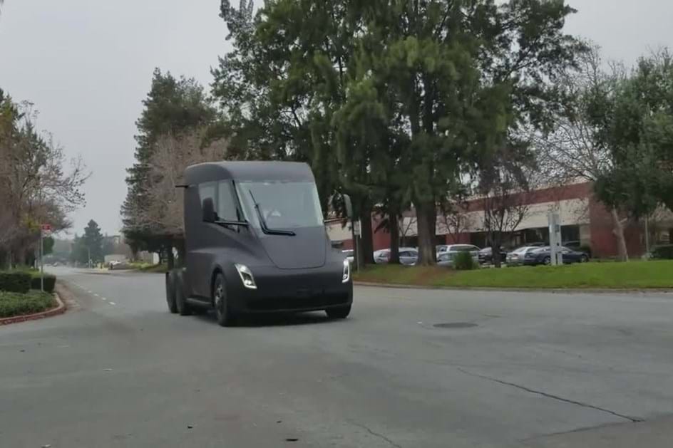 Já pode ver o camião da Tesla a acelerar!
