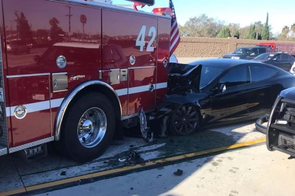 Tesla choca contra bombeiros e condutor culpa Autopilot