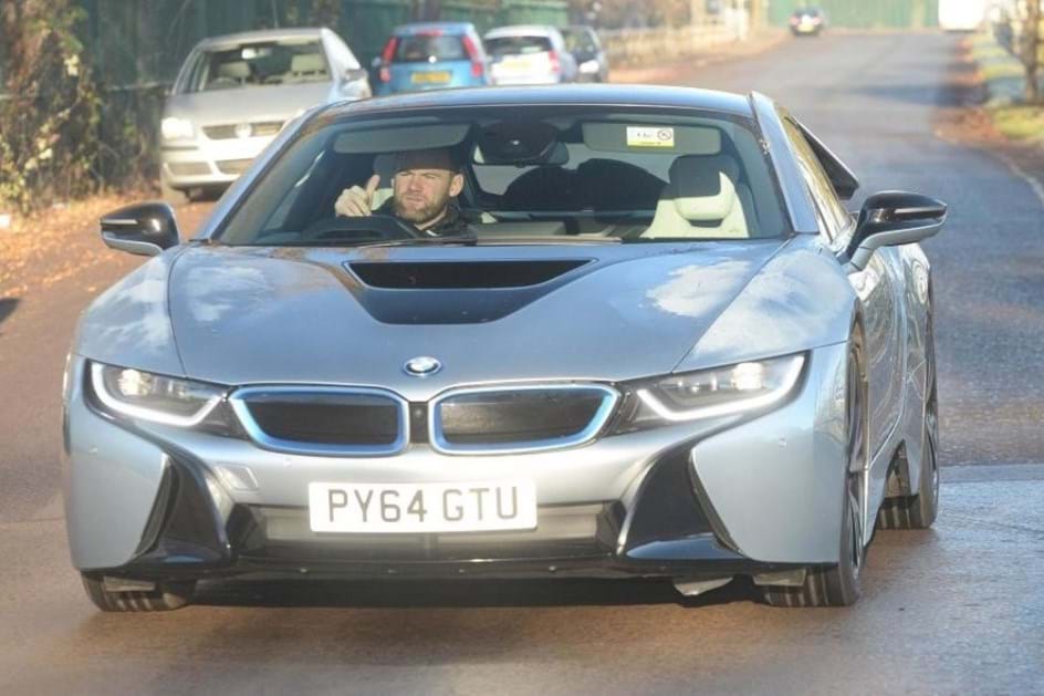 Wayne Rooney está a vender o BMW i8. Quer comprá-lo? 
