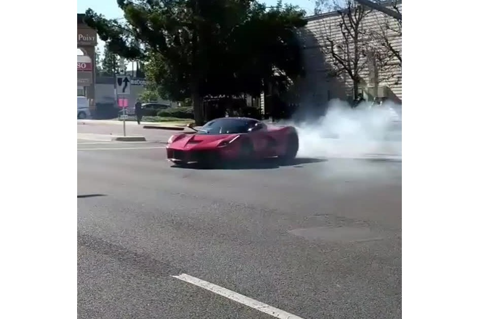 Alguma vez viu um Ferrari LaFerrari a derrapar? Aqui está um...