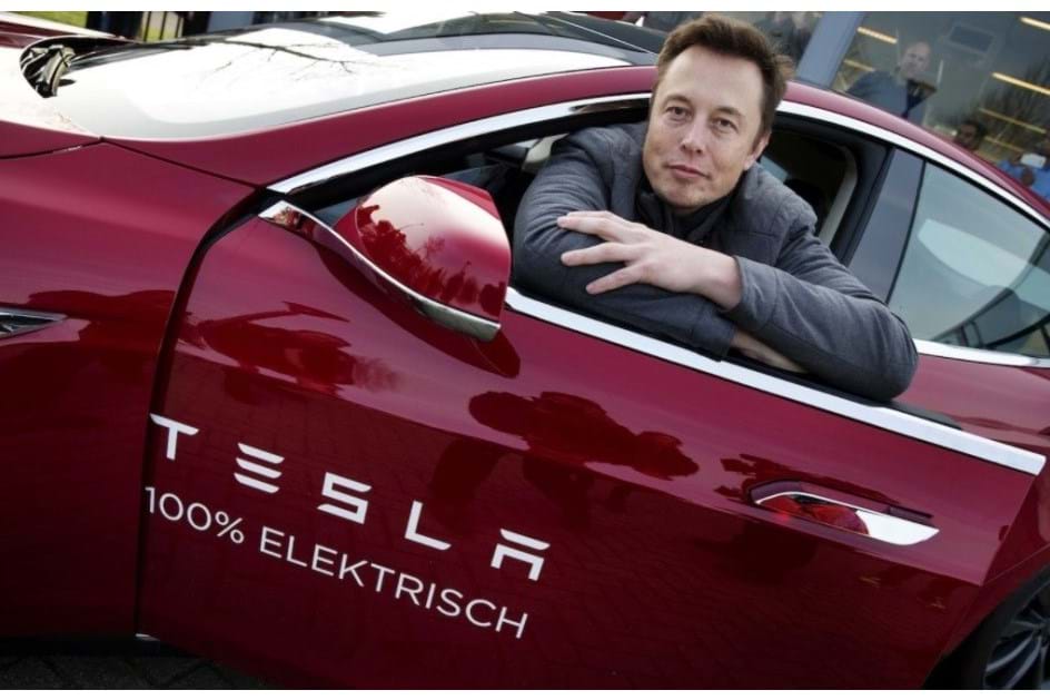 Musk lidera Tesla "à borla"… mas com plano mega milionário!