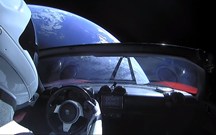 É isto que se vê a bordo do Tesla “espacial” (em directo)