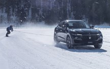 A mais de 150 km/h de snowboard puxado por um Maserati!