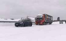 Tesla Model X puxou camião com 43 toneladas na neve!