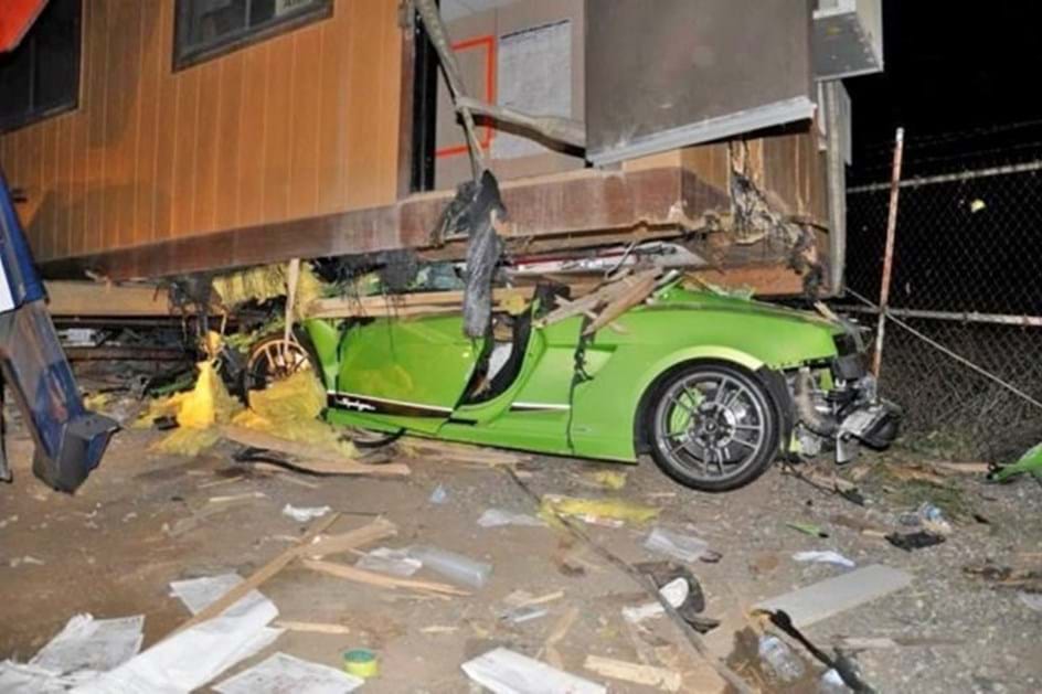 Lamborghini Gallardo Superleggera ficou completamente destruído depois de embater contra contentor