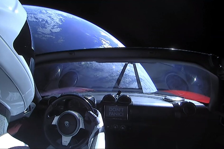 É isto que se vê a bordo do Tesla “espacial” (em directo)