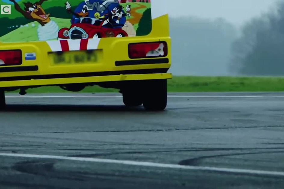 Novo trailer de Top Gear mostra The Stig a fazer o que melhor sabe... 