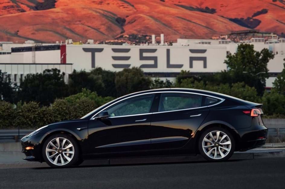 Tesla despede 9% dos seus trabalhadores
