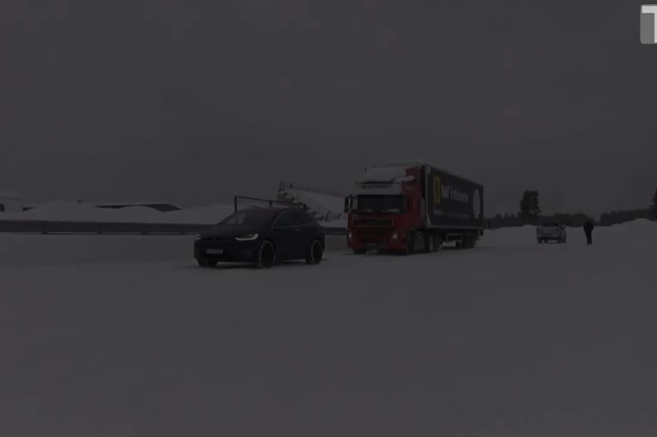 Tesla Model X puxou camião com 43 toneladas na neve!