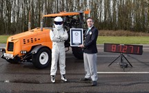 The Stig foi até aos 147.92 km/h e bateu recorde do tractor mais rápido do mundo!