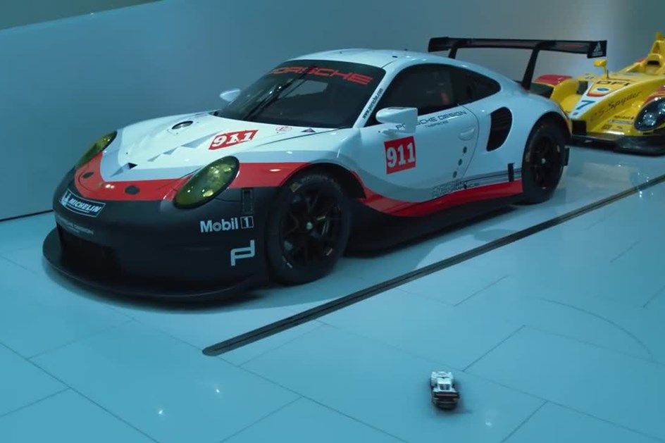 Novos carros da Lego ganham vida no Museu da Porsche